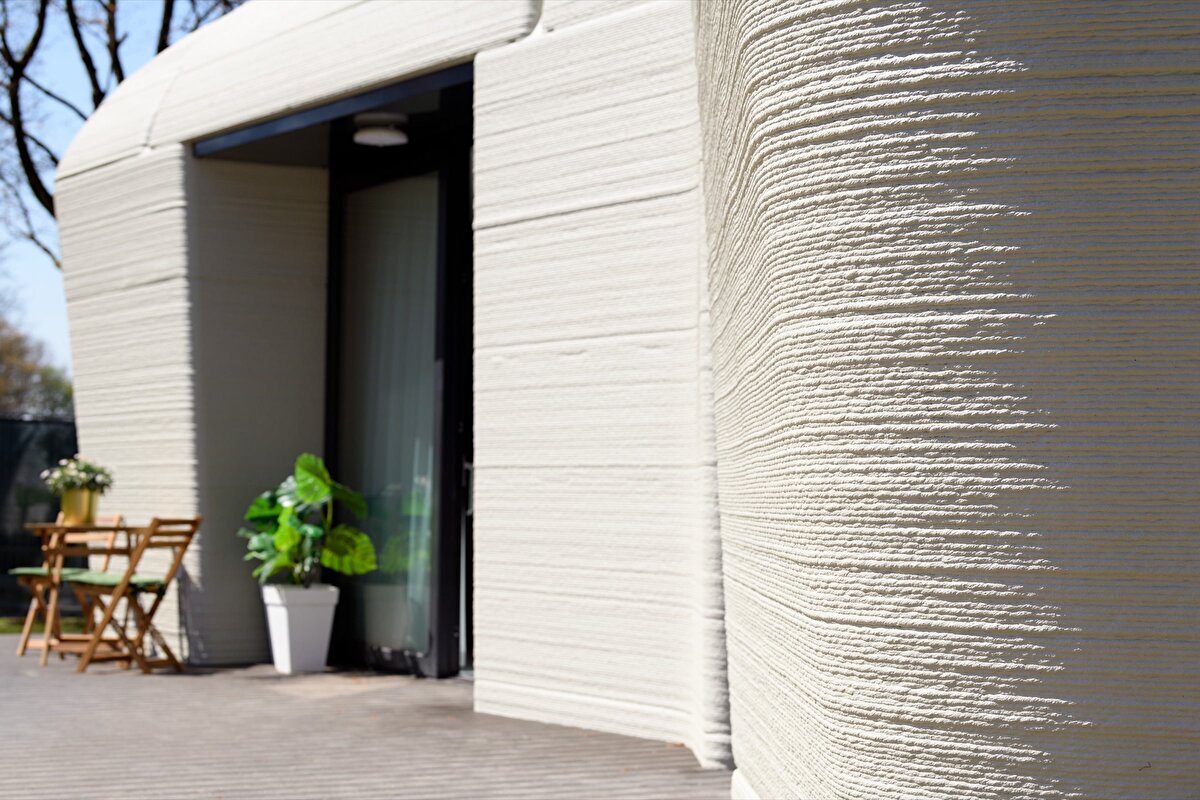 Üç boyutlu yazıcıyla inşa edilen evin, normal yöntemle inşa edilenlere göre daha pahalıya mal olduğuna dikkat çekildi.