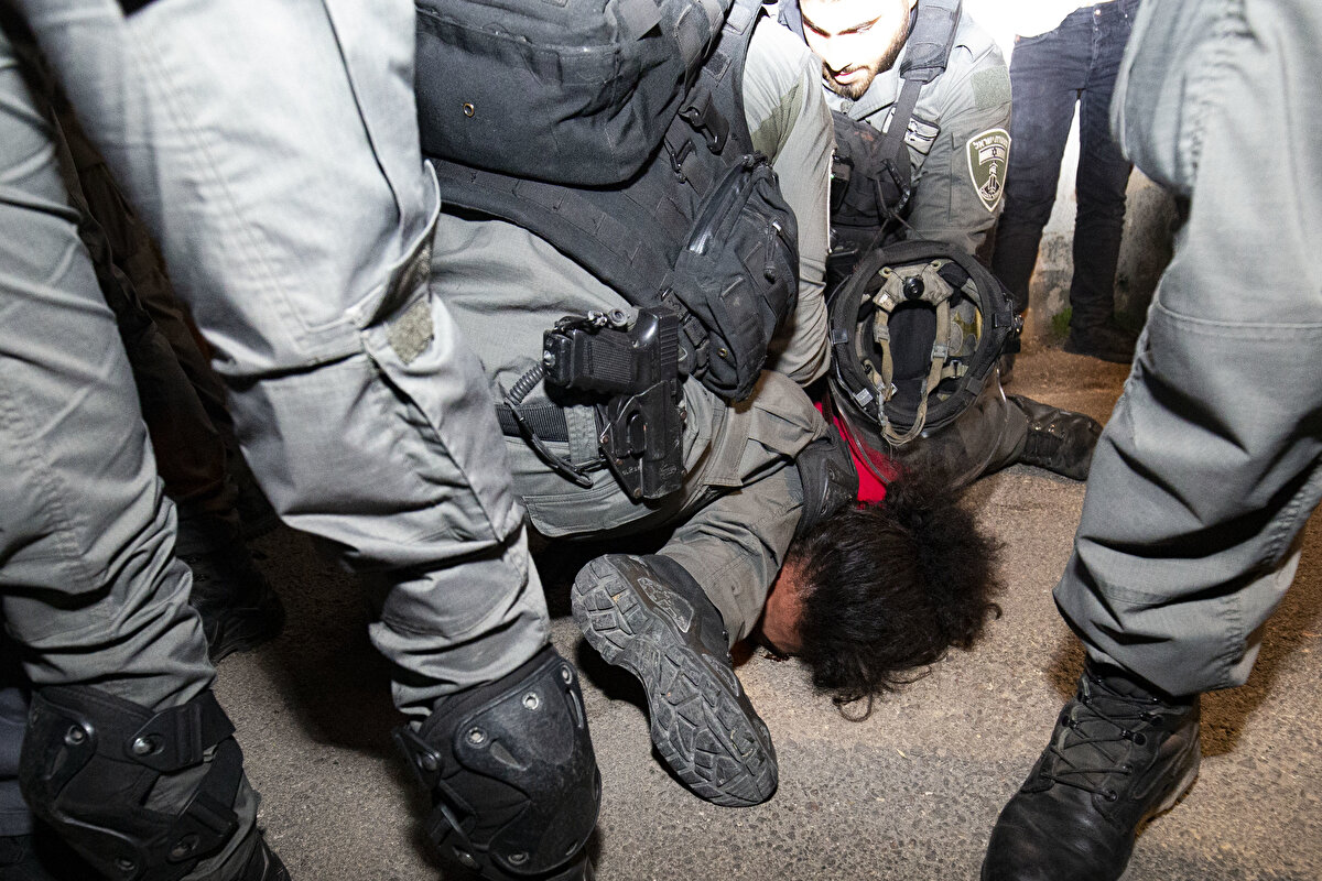 Nefes alamıyorum, beni boğuyorsun diyen Ömer el-Hatib isimli Filistinli genci İsrail polisinin gözaltına alma şekli George Floyd olayını hatırlattı.