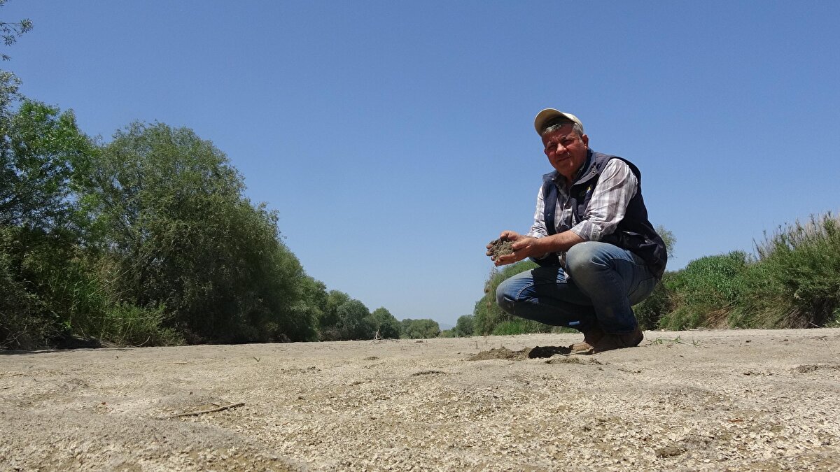 Çiftçiler traktörleriyle nehrin yatağında setler yapıp, dipteki az miktardaki suyu biriktirmeye başladı. Nehrin büyük bölümünde ise dipteki kumlar ortaya çıktı. Çiftçiler nehirdeki kumlar üzerinde yürüyerek, kara kara ne yapacaklarını düşünmeye başladı.

