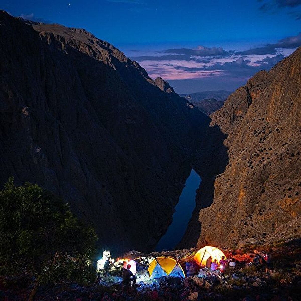 Hele bir kuş motifi görürseniz o evin önünde fazla durmayın. Zira kuş, evin erinin gurbette olduğunu, kuş olup uçtuğunu anlatıyor.⠀