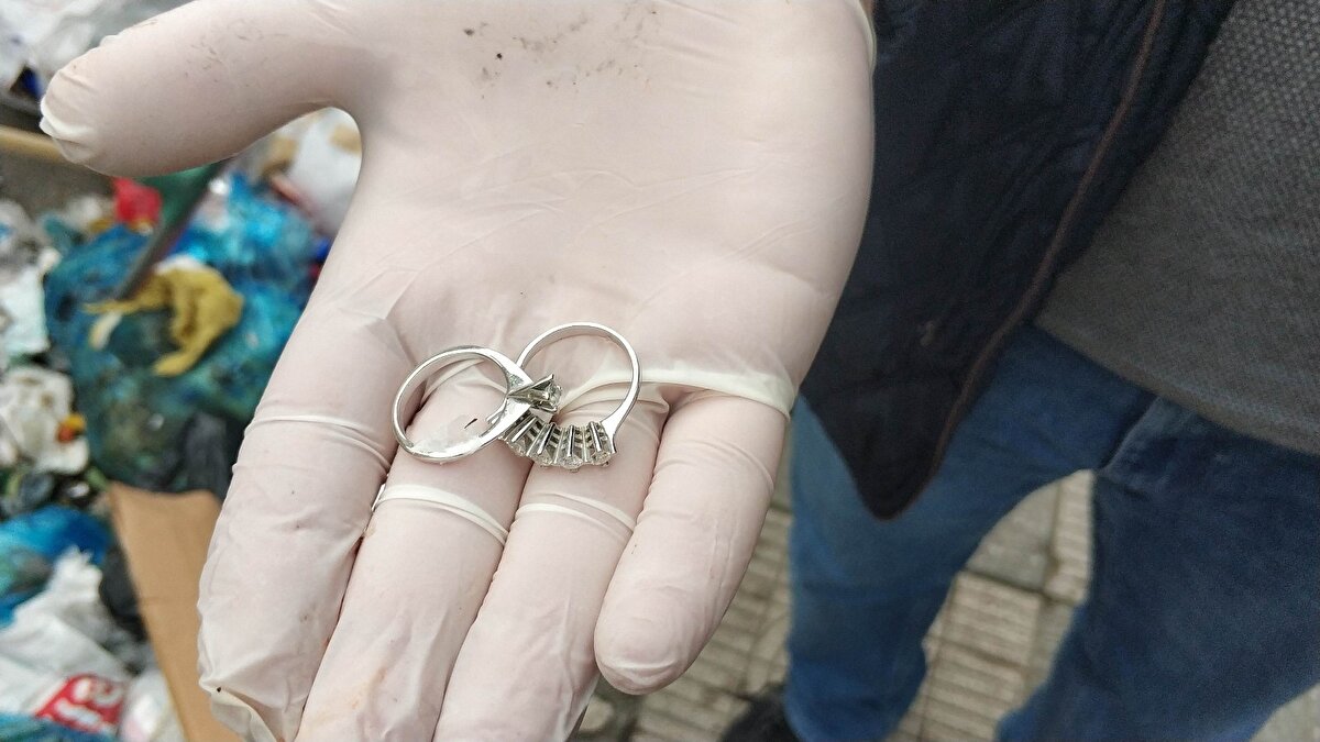 Yapılan arama sonucunda pırlanta yüzükler bulundu.