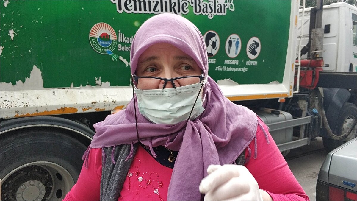 Yüzüklerin bulunması üzerine büyük sevinç yaşayan ve dua eden Hava Sönmez, "Kızım yanlışlıkla pırlanta yüzükleri çöpe attı. Allah razı olsun bulundu. Allah kimseyi bunaltmasın. Allah herkesten razı olsun. Allah herkesi çocuk çocuğuna bağışlasın. Kızım çok eli açık. Çok iyiliksever birisi. Allah verdiklerini karşısına getirdi" dedi.