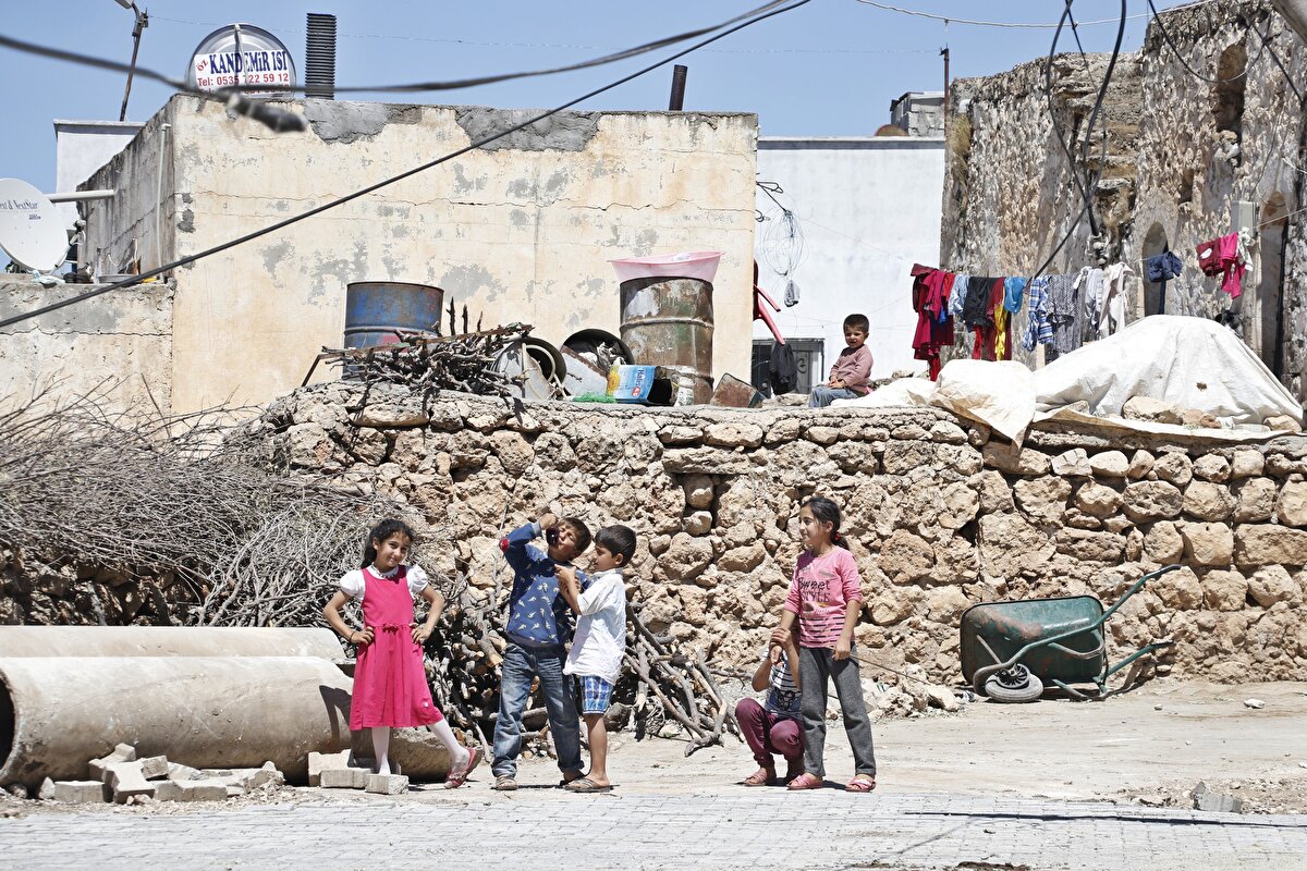 Yaklaşık 500 kişinin yaşadığı mahallede cami hoparlörlerinden tedbirlere uyulması yönünde sürekli uyarılar yapılıyor.
