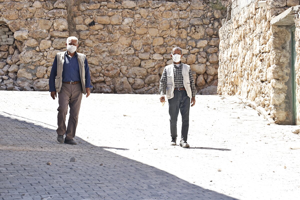 Mahalleliyi sürekli uyardıklarını ve misafir kabul etmediklerini aktaran Acar, "Koronavirüs tedbirleri kapsamında verilen talimatları yerine getirdik. İnsanları uyardık ve her zaman uyarıyoruz. Aramıza yabancı sokmadık, misafir kabul etmedik, çarşıya da çok gitmiyoruz. Mahallelileri ikaz ediyoruz. Bu uyarılarımıza herkes uydu. Onun için bu süreci güzel atlattık Allah`a şükür" dedi.
