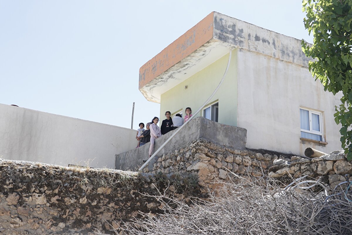 Mahalle muhtarı ile ileri gelenler de ev ev dolaşarak uyarıda bulunuyor.
