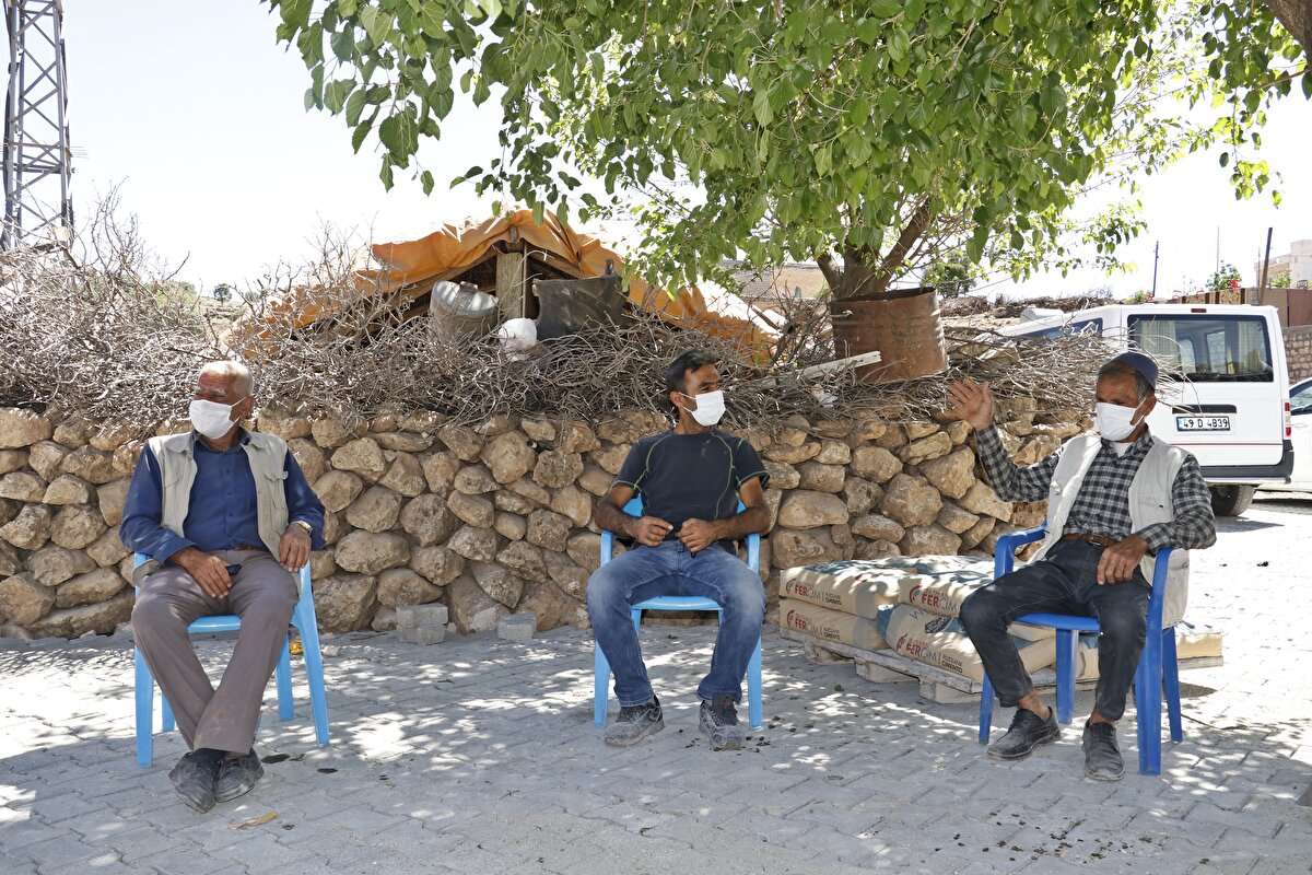 Mahallede oturan Mahsun Akan ise mahalleliler dışında kimseyle temasta bulunmadıklarını ifade ederek, "Bütün uyarılara ve talimatlara uyuyoruz, tedbirlerimizi alıyoruz. Birbirimize tavsiyede bulunuyoruz. Şehre gittiğimizde yine maskeli ve mesafeli korunarak işlerimizi görüyoruz ve hemen dönüyoruz. İnsanların içinde gezmiyoruz. Köylüler kendi ihtiyacını görüp evine gidiyor. Çoğumuz akrabayız ama yine birbirimize mesafe koyarak konuşup sohbet ediyoruz. Çevre köylerin çoğu karantinaya alındı ama bizim köyümüzde bugüne kadar hastalık bulaşmadı Allah`a çok şükür" diye konuştu.
