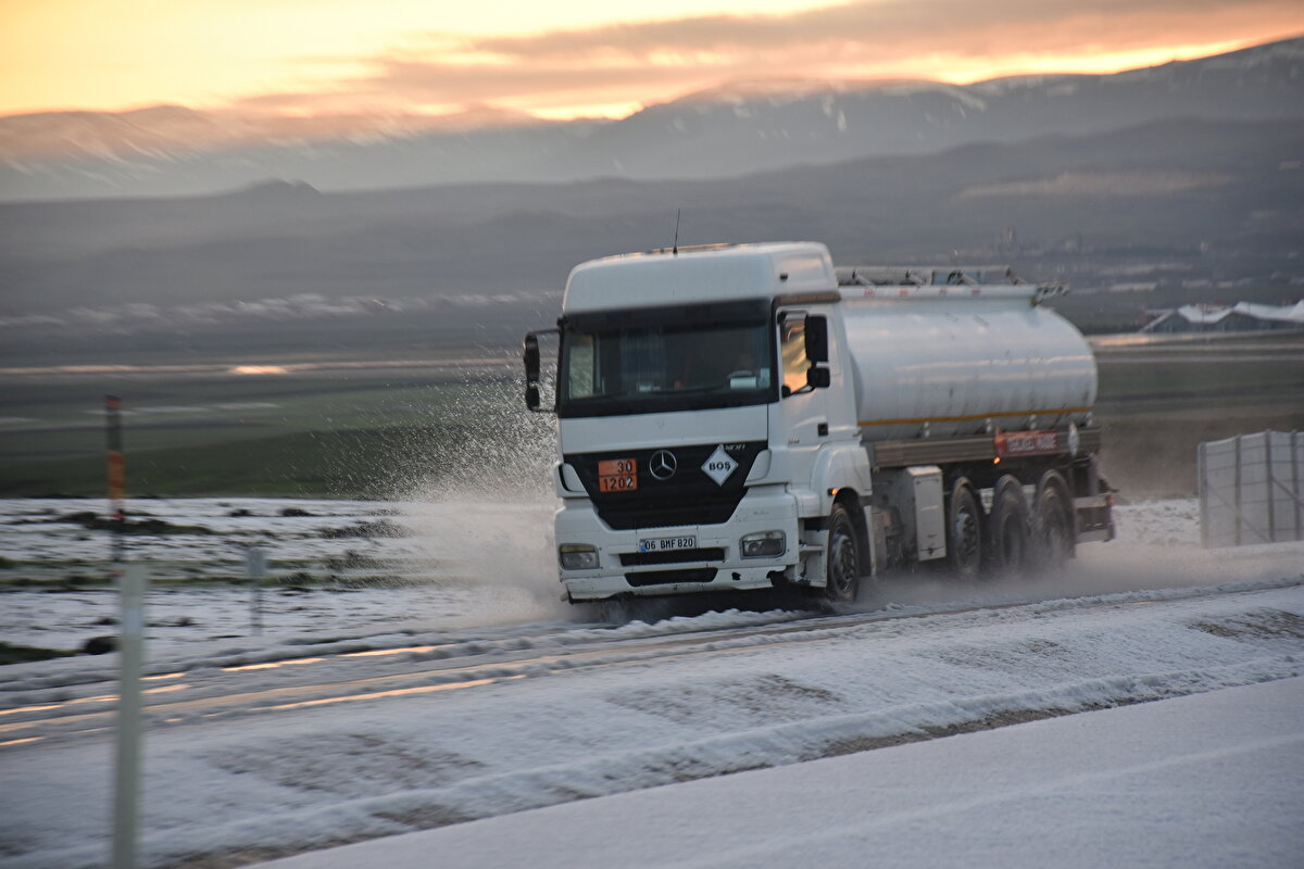 Aniden bastıran ve yaklaşık yarım saat süren dolu nedeniyle kentteki birçok yer beyaza büründü.
