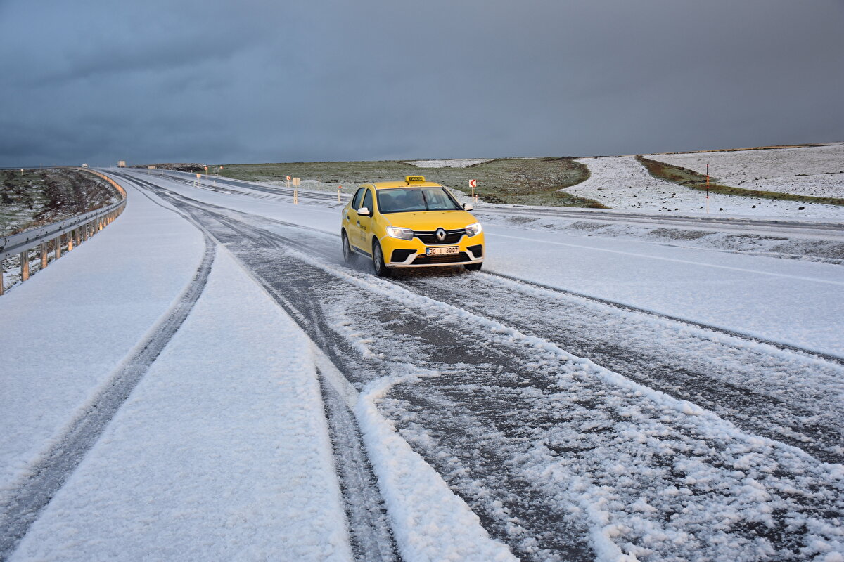 Kars'ta iki günden bu yana devam eden sağanağın ardından başlayan dolu yaşamı olumsuz etkiledi.