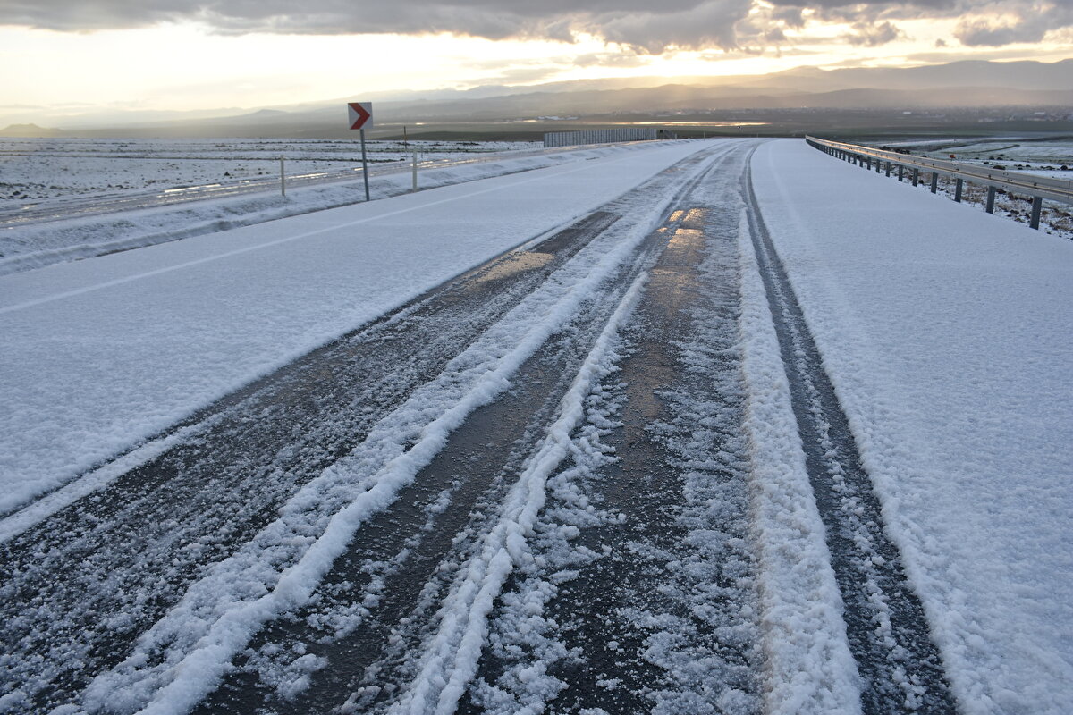 Kars-Iğdır kara yolunda 3 santimetreye ulaşan dolu, sürücülere zor anlar yaşattı.