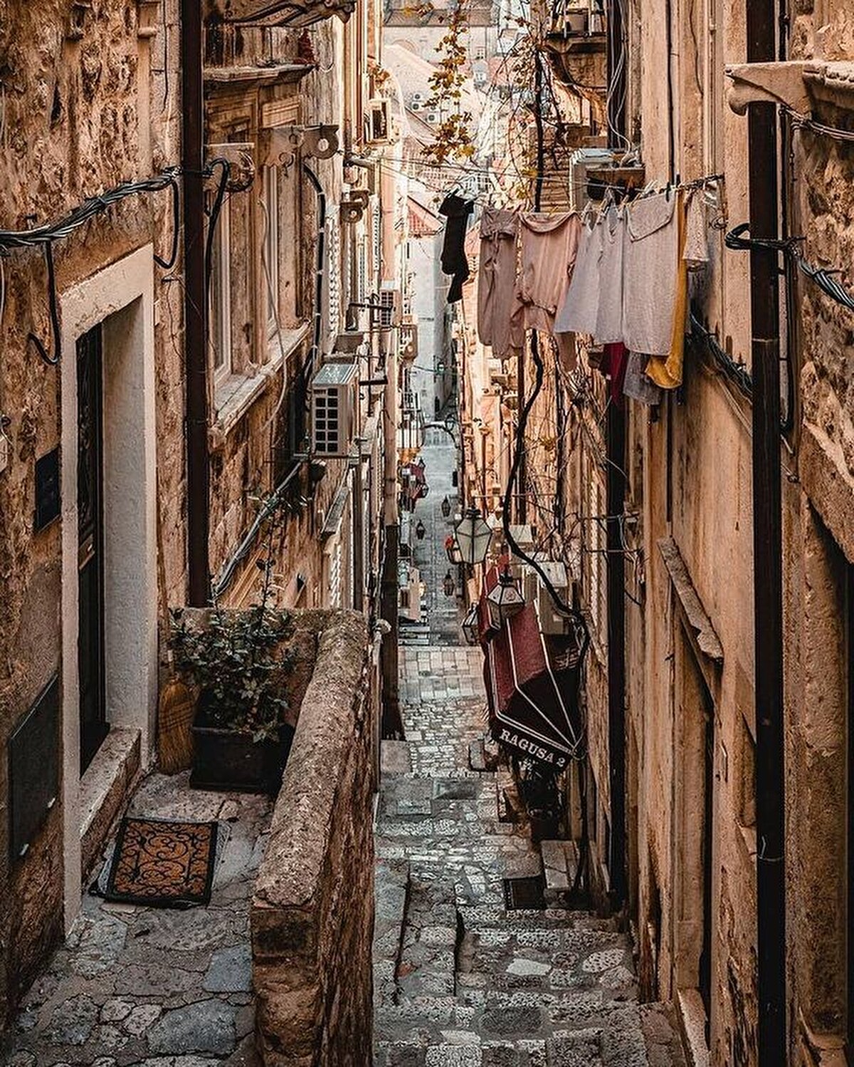 UNESCO korumasındaki şehir tamamem restore edilmiş, şu anda Ortaçağ'ı anlatan bir film setini andırıyor. Bu film seti gibi şehir, meşhur televizyon dizisi Game of Thrones dizisine de bol bol stüdyo oldu.