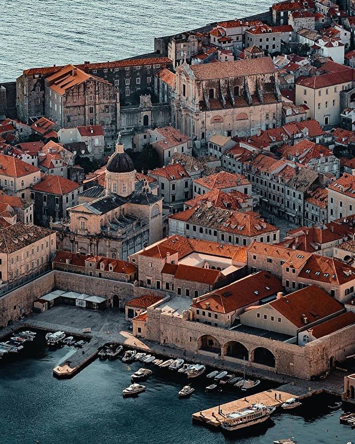 📌 Adriyatik sahil şeridine çıkarsan, Dalmaçya kıyılarının güzelliği gözlerini kamaştırır. Denizi bir yanına alıp dantel gibi kıvırıla kıvrıla yol alarak Hırvatistan şehirlerini gezebillir, bir feribota atlayıp adalarında tatil yapabilirsin. ⠀