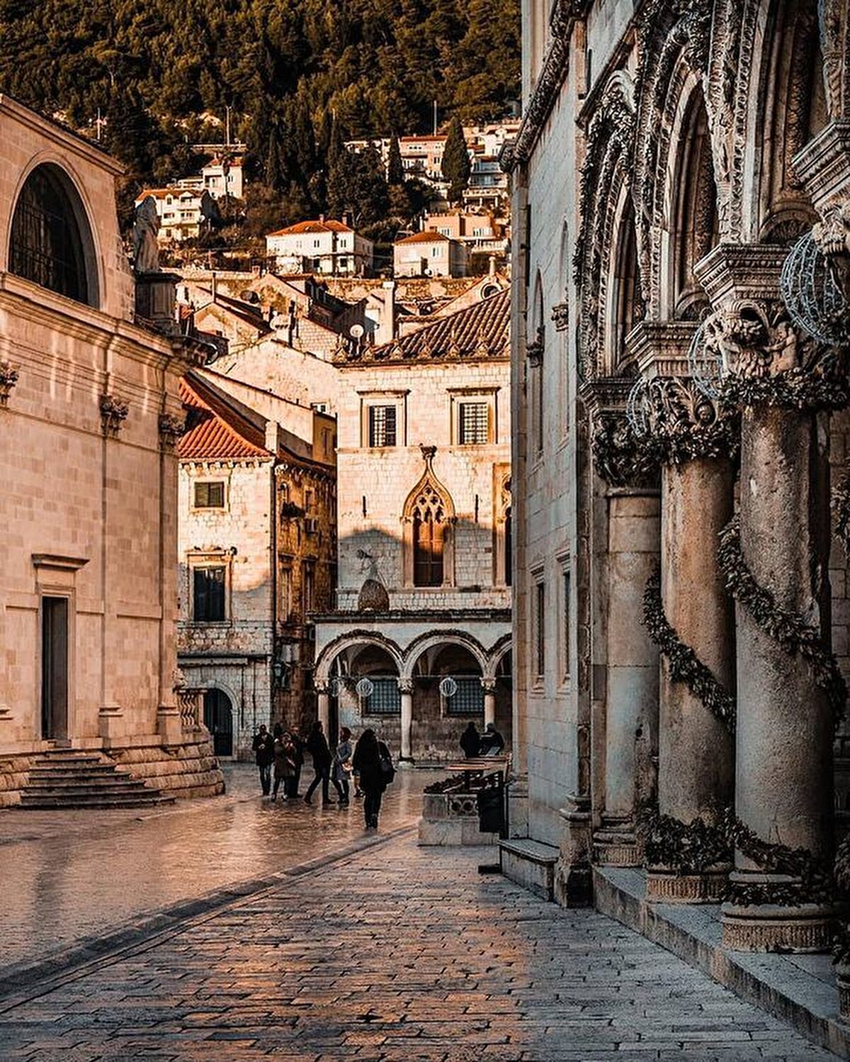 ☀ Ticari olarak önemli bir konumu olan Dubrovnik, zamanında Venedikli mimarlar tarafından inşa edilmiş. Ancak Balkanlardaki savaş sırasında, 1991- 1995 yılları arasında çok yoğun bombardıman altında kalmış, şehrin büyük bir kısmı zarar görmüş.