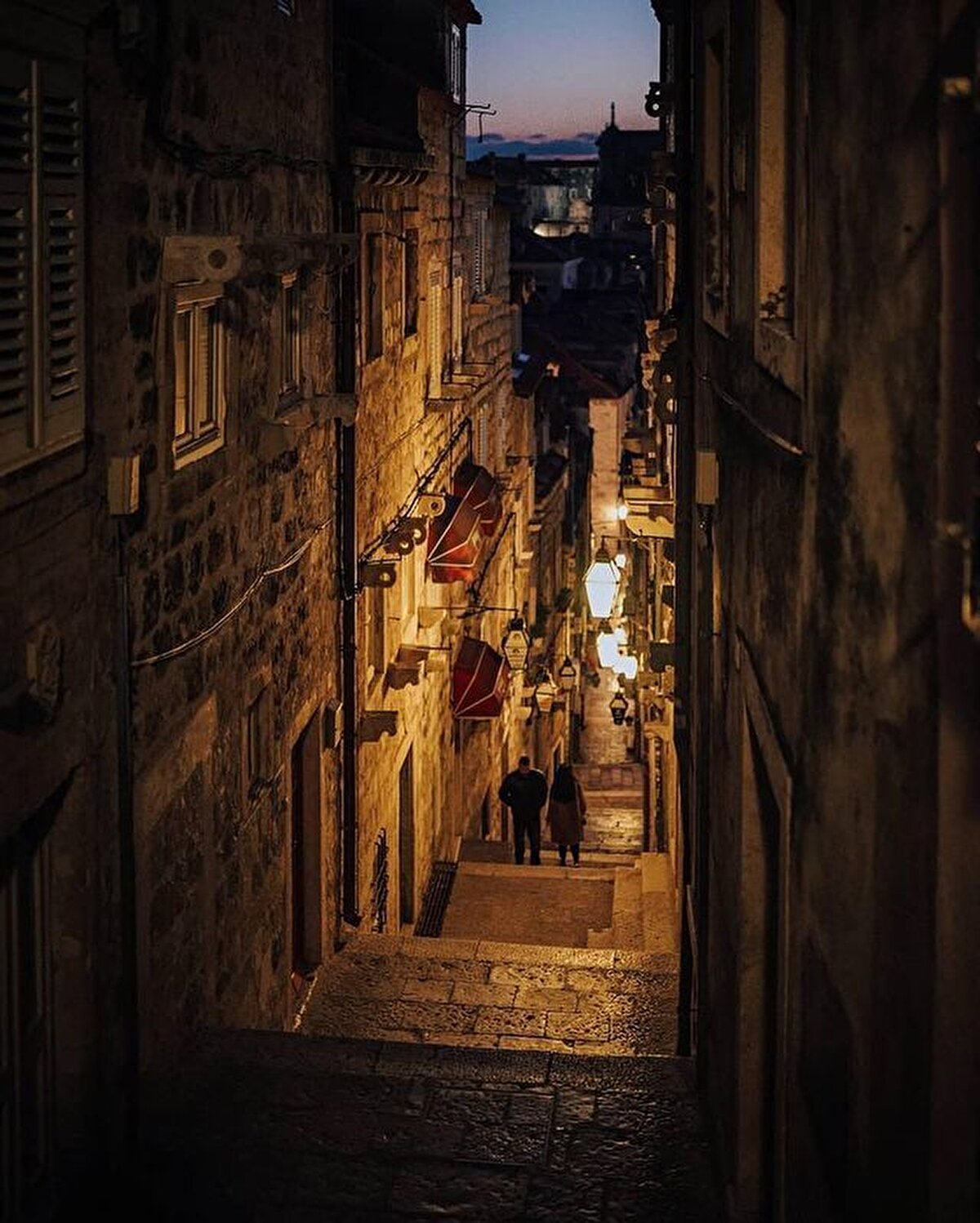 Dubrovnik'e gelmişken bütün sokaklara girip çıkmak gerek. Ana hattan çıkıp sıkışık sokaklarda dolaşırken birden Adriyatik'in harika manzarası ile karşılaşabilirsin. Stradun Street'in sağ paralelindeki sokakta harika bir börekçi ve kahve alabileceğin yerler var. Karnını da böylece ekonomik bir şekilde doyurabilirsin. Dubrovnik'ten günübirlik ada turları yapabilir, meşhur Korcula Adası'na gidebilirsin. 