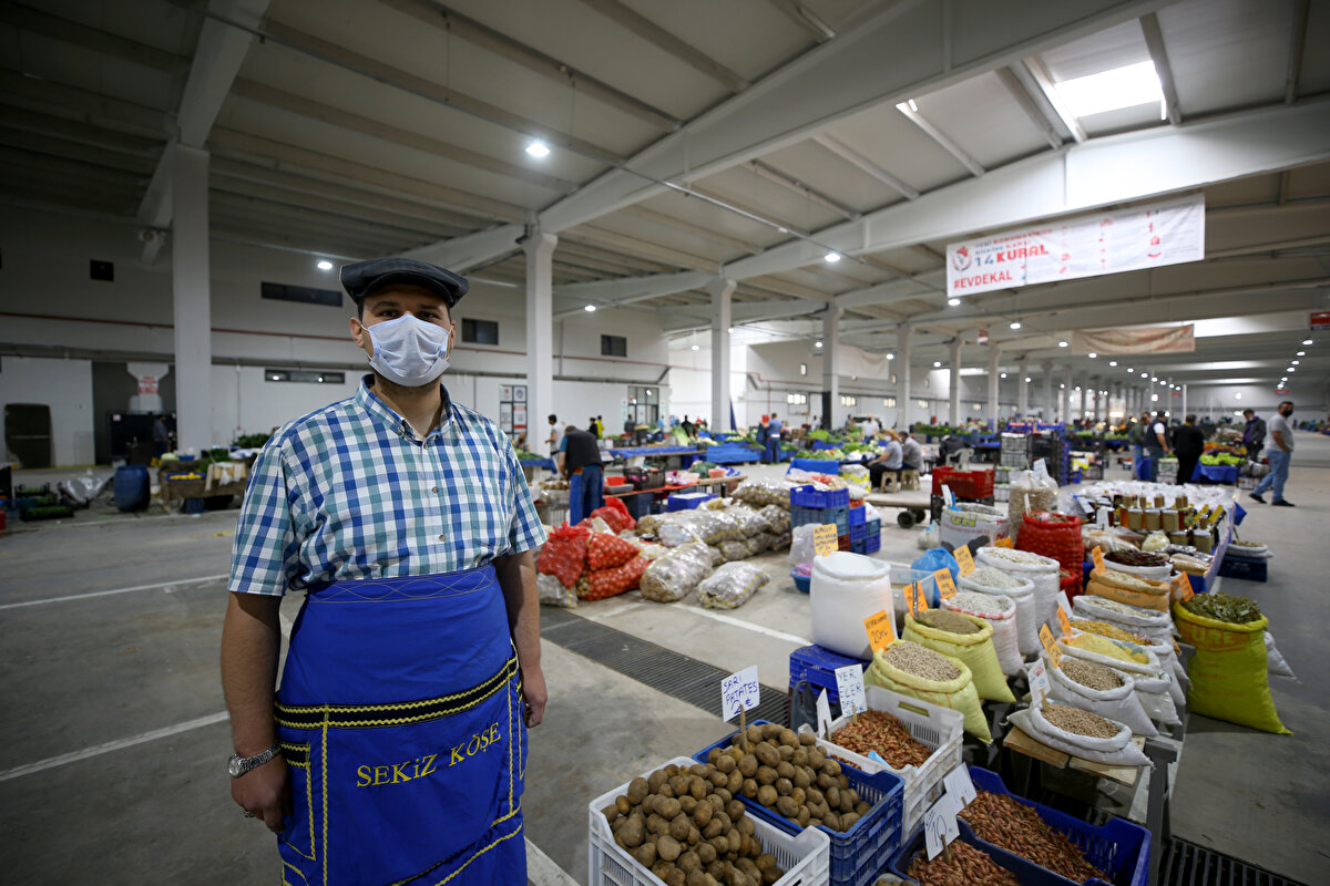 Trakya'da pazarcı esnafı, valilikler ve kaymakamlıklarca belirlenen alanlarda tezgahlarını kurdu.
