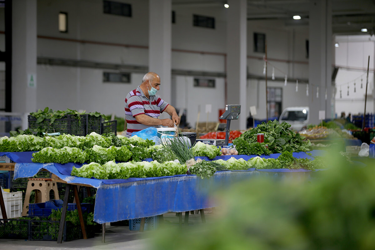İçişleri Bakanlığının genelgesiyle yaş meyve ve sebze ile fide satışı yapan pazar yerlerinin 8 ve 15 Mayıs Cumartesi günleri 10.00-17.00 saatlerinde açılabileceğinin duyurulmasıyla pazar yerlerinde sabah saatleri itibariyle hareketlilik yaşandı.

