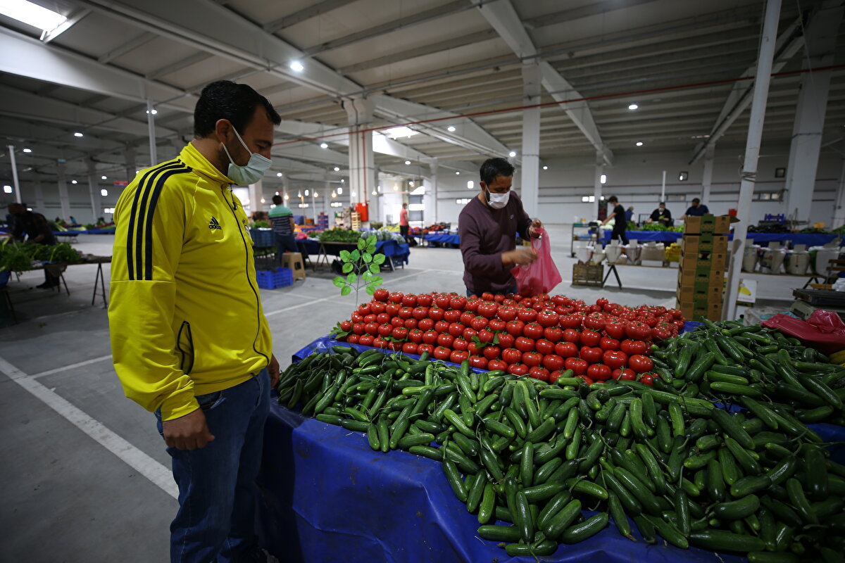 Pazar yerine gelen birçok esnaf, tezgahlarını kurmak için ter döktü.
