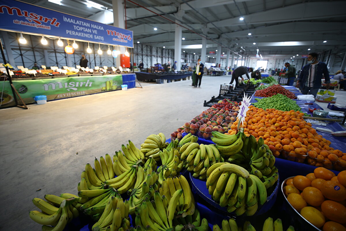 Esnaflar tedbirler kapsamında tezgahlarını 3 metre arayla açtı. Zabıta ekipleri de pazara gelen vatandaşların ateşlerini ölçerek, HES kodu sorgulamalarını yapıyor.

