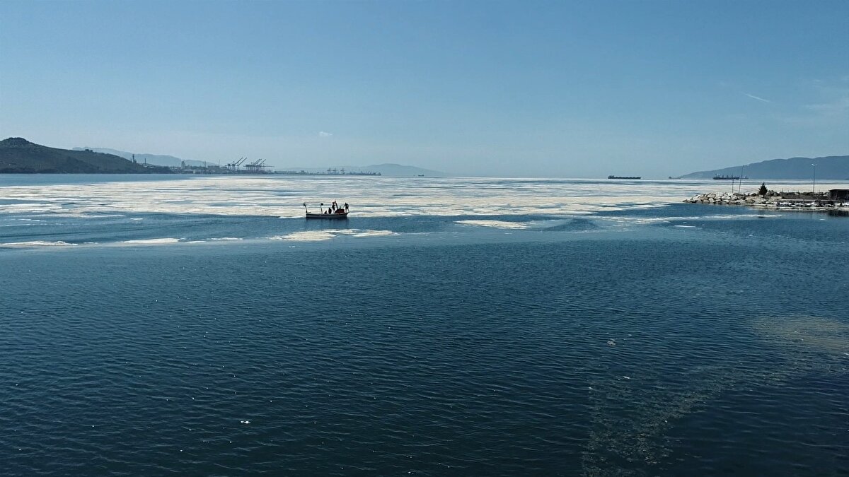 Öğle saatlerinden itibaren normale dönmeye başlayan sahil bandı drone ile havadan görüntülendi.
