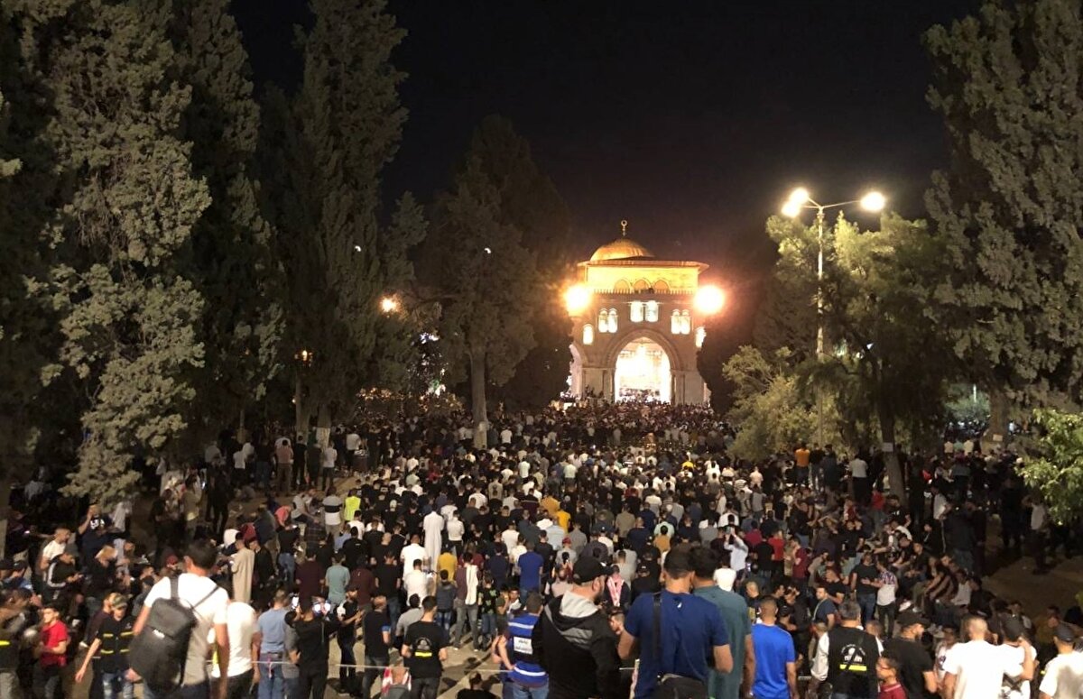 Direnişleriyle İsrail polisinin ablukasını kıran Filistinli Müslümanlar, Kadir Gecesi'ni yine omuz omuza Harem-i Şerif'te idrak etti. 