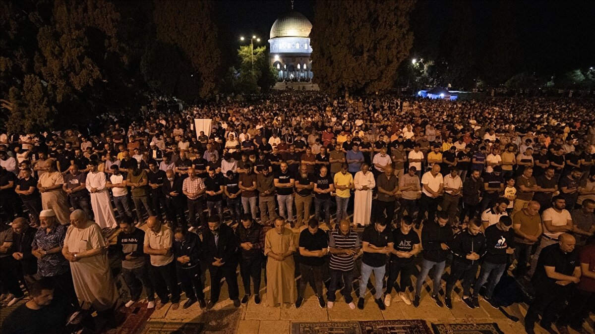 İsrail polisi, Kadir Gecesi'nde Harem-i Şerif'in kapılarından çekildi.   