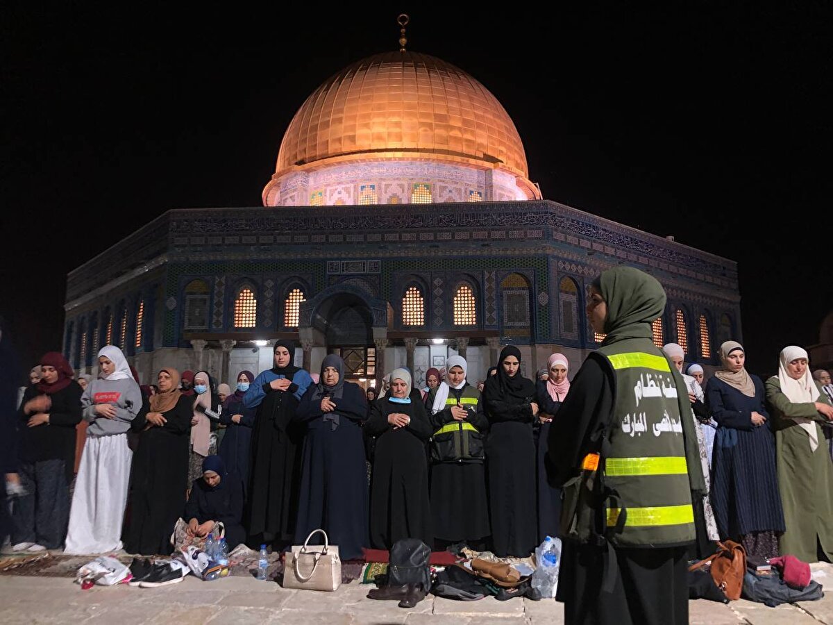Kadın, erkek Filistinli Müslümanlar, Kadir Gecesi'nde Mescid-i Aksa'daki teravih namazına iştirak etti.