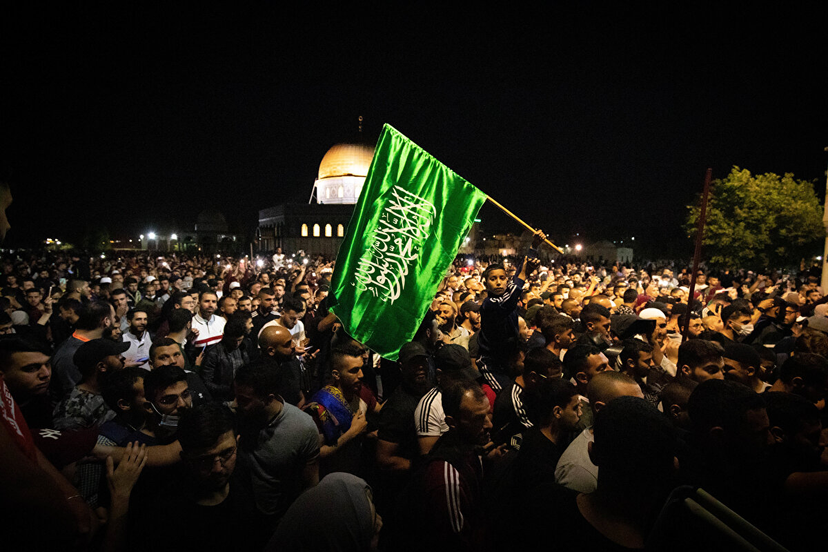 Harem-i Şerif'in avlusunu sabah saatlerine kadar boş bırakmayan Filistinliler, bir yandan da İsrail'in baskı ve zorbalıklarına karşı protesto gösterilerine ve sloganlara devam ettiler. 