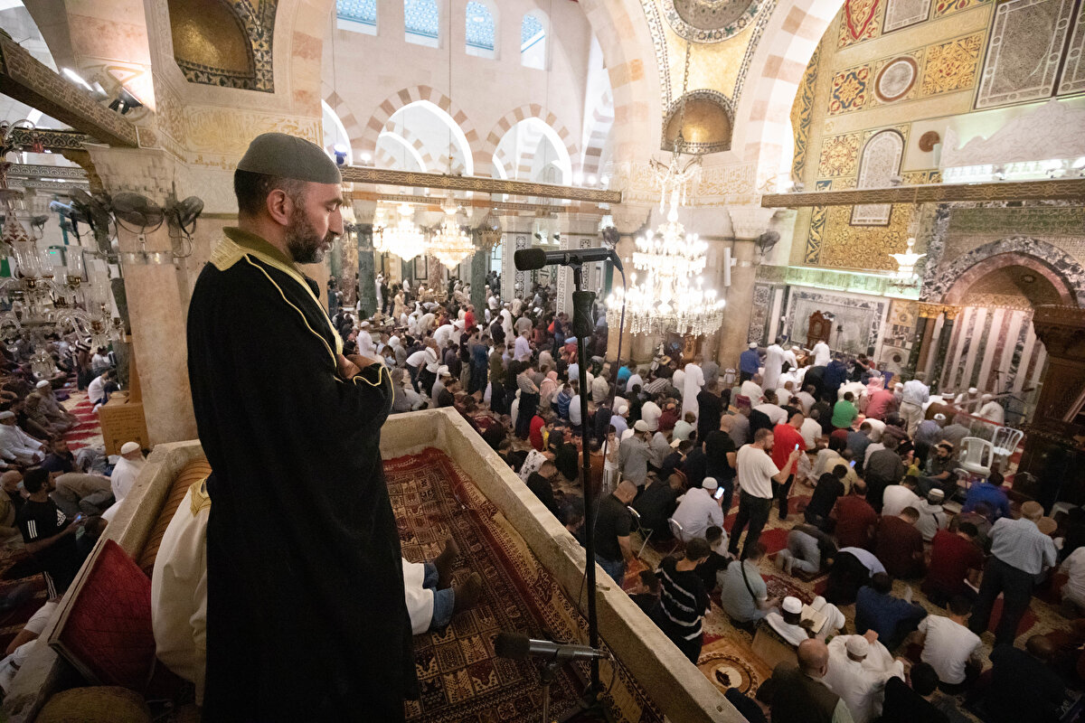 Mescid-i Aksa'da ise idrak edilen Kadir Gecesi'nin sabahında da Harem-i Şerif'e birlik ve huşu ortamı hâkimdi. 