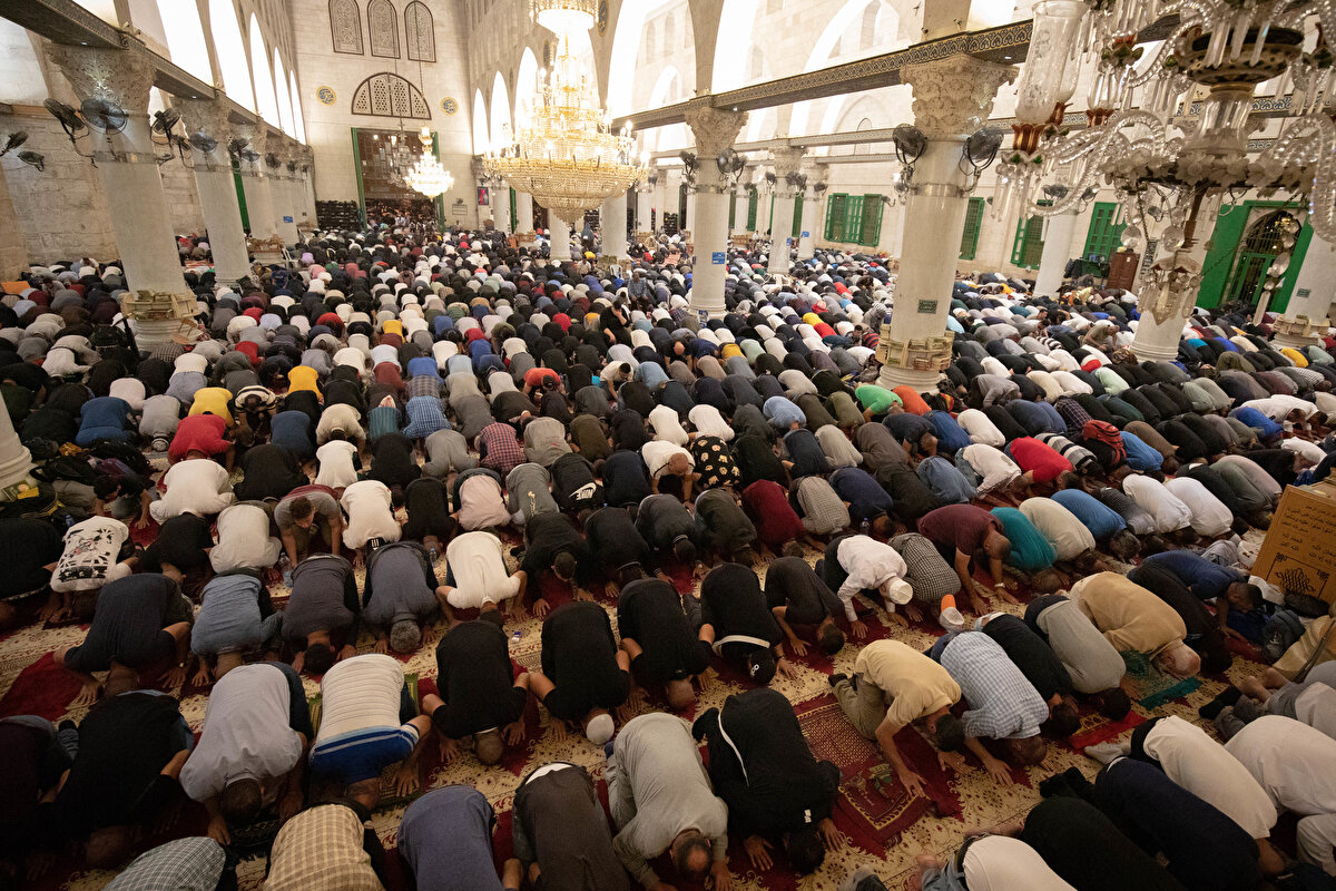 Filistinli Müslümanlar sabah namazını omuz omuza eda etti. 