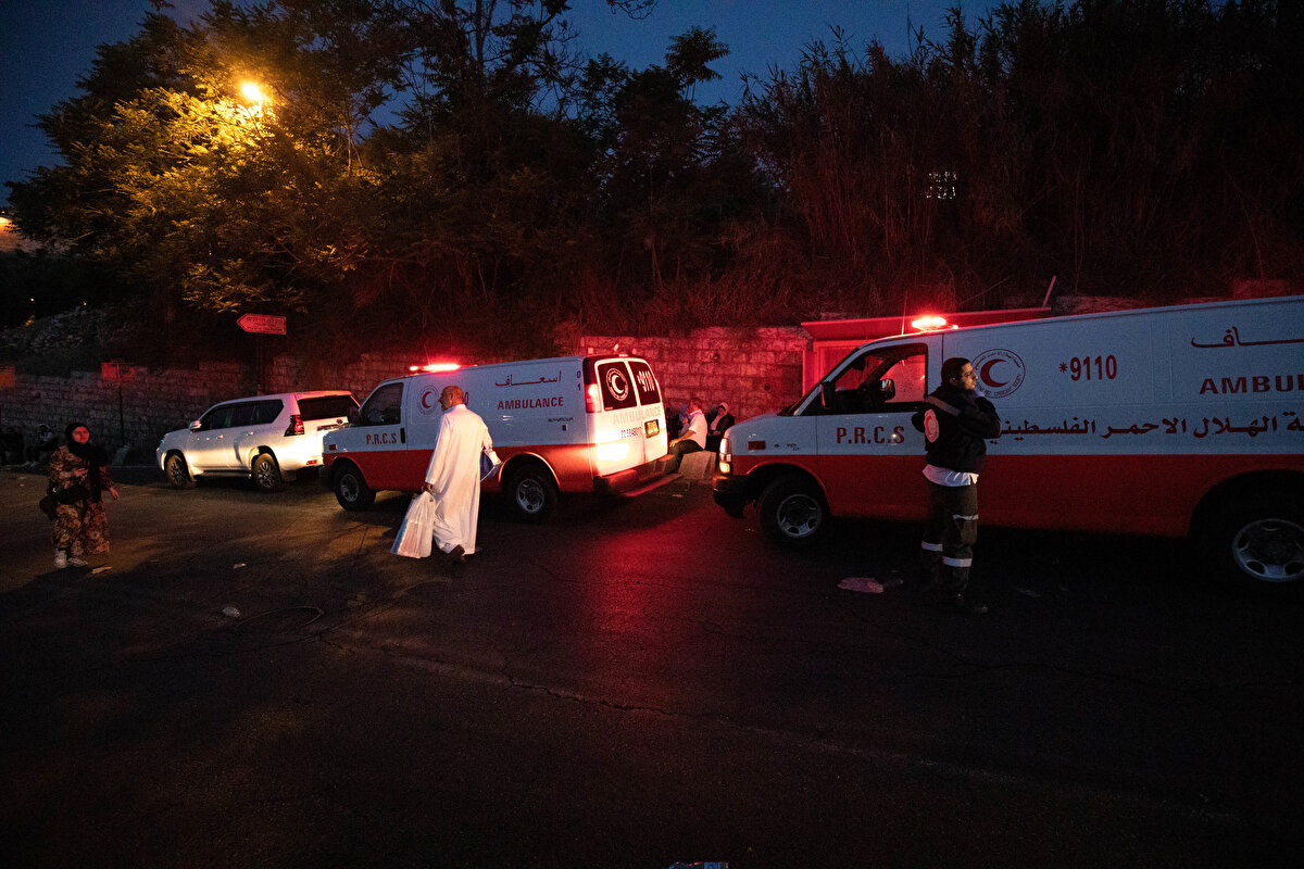 İsrail polisinin sert müdahaleleri nedeniyle yaralananlar için Filistin Kızılayı yardıma koştu. 