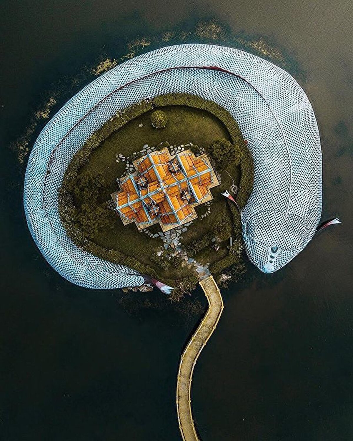 Öncelikle Bangkok gezmek için oldukça ucuz bir şehir. Fakat şehrin her noktasında pazarlık yapmak şart. Yoksa almak istediğiniz bir şeyin fiyatı beş-on katına kadar çıkabiliyor. Onun için pazarlık yapmaktan kaçınmayın. Şehirde taksi, motortaksi, tuk-tuk ya da vapurları kullanabilirsiniz. Bangkok'u gezmenin en güzel yolu davapur ve tuk-tukları kullanmak. ⠀