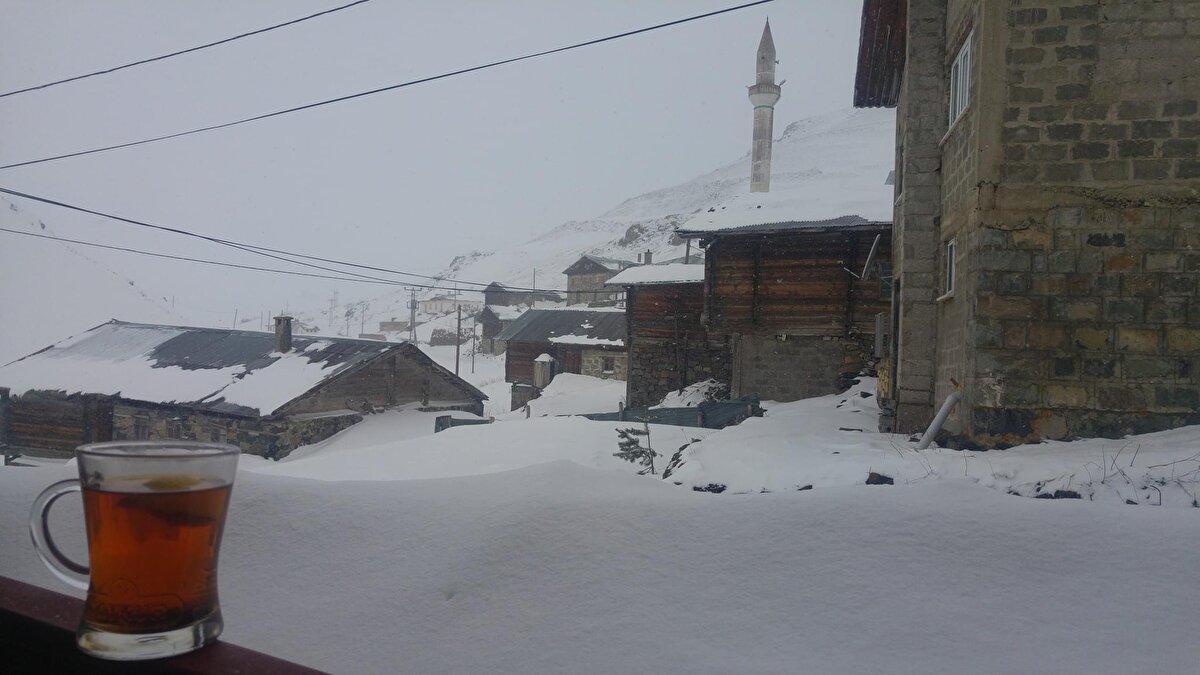 Yaylada kalan vatandaşlar da kar yağışını sosyal medya hesaplarından canlı yayın yaparak duyurdu