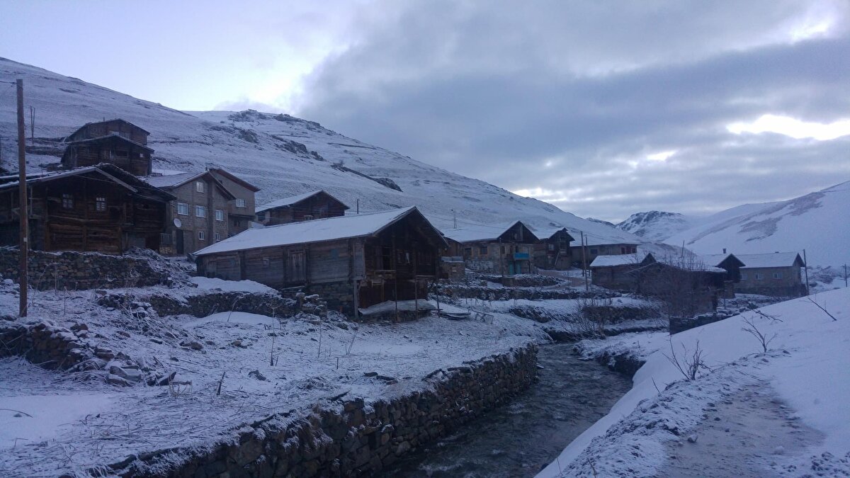 Salgın nedeniyle tam kapanma tedbirlerini yaylada geçirenler ve göç için yaylaya çıkanlar, Mayıs ayında yağan kar yağışıyla sürpriz yaşadı.