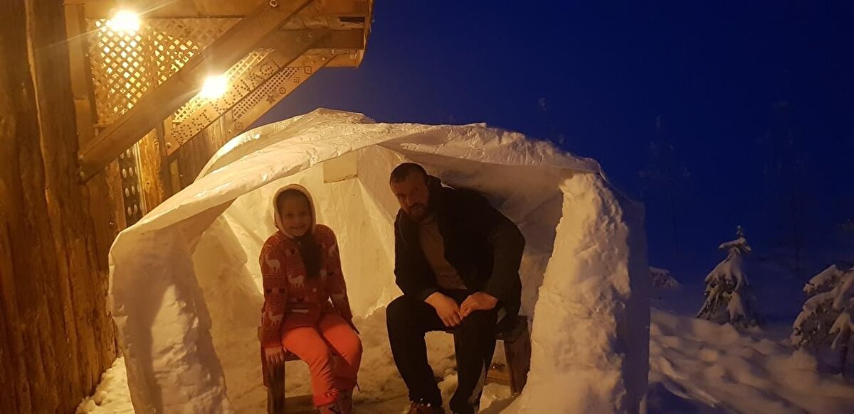 Kar yağışı etkili olan yayla yollarında bazı araç sürücüleri de zor anlar yaşadı.