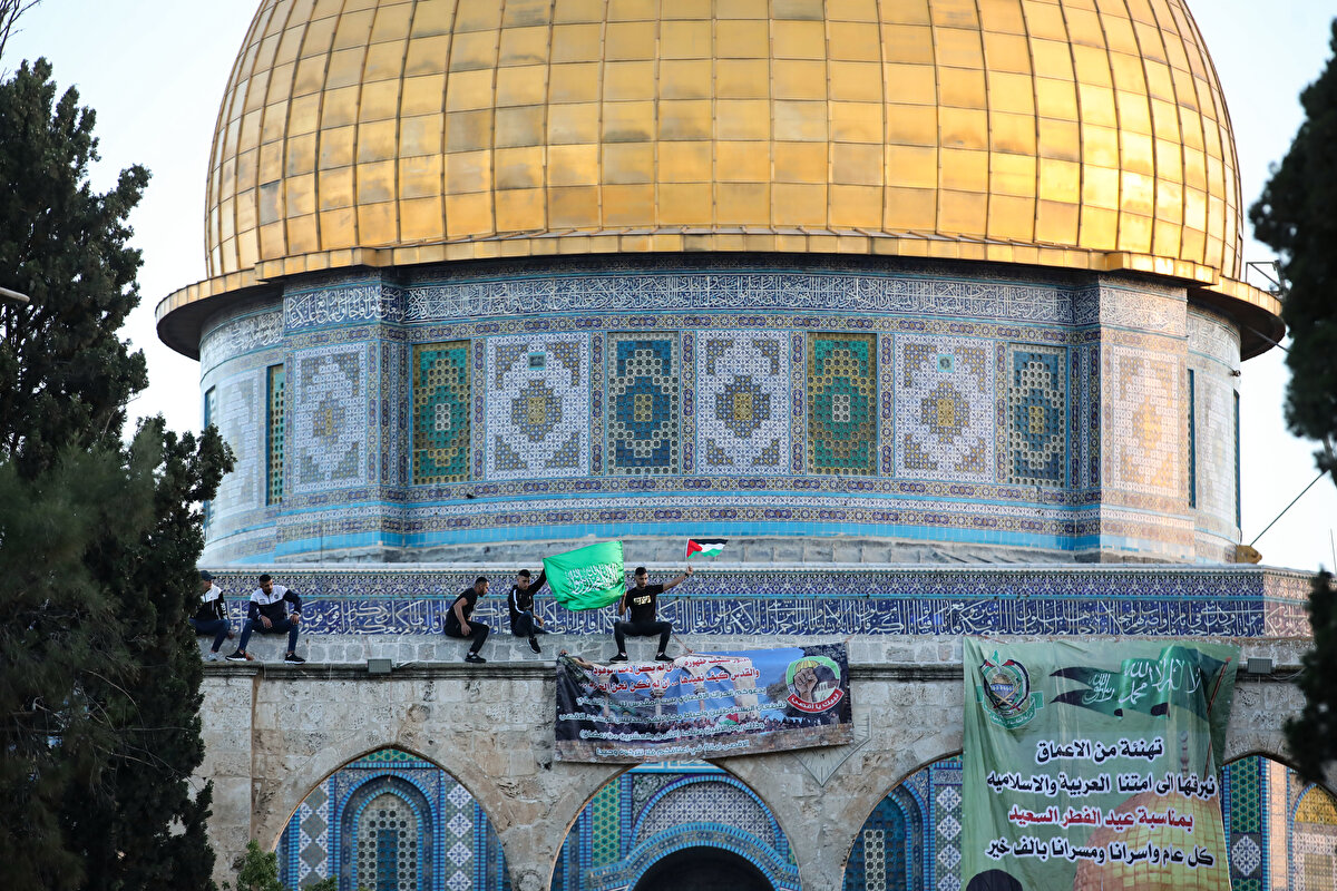 Kılınan bayram namazından sonra çok sayıda Filistinli, Harem-i Şerif'teki Kıble mescidi ile Kubbet'üs Sahra arasında yer alan alanda gösteri düzenledi.