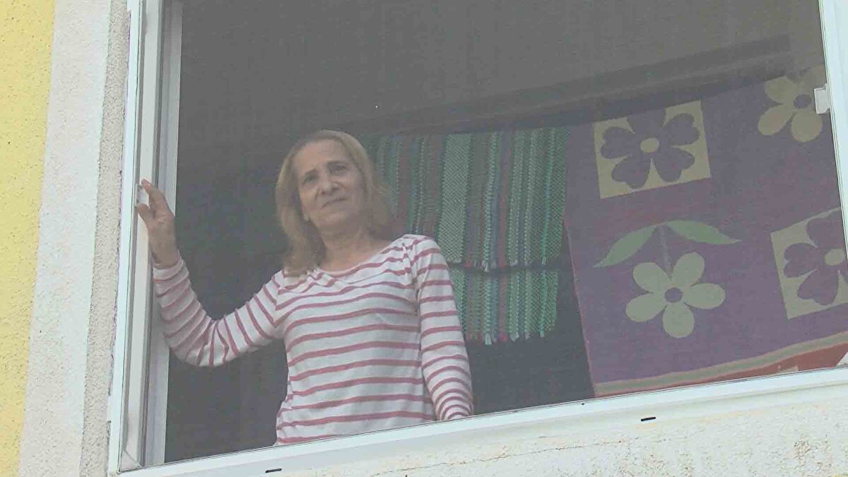 Sinekler yüzünden pencere açamadıklarını vurgulayan Hamiyet Alkan, “Biz mahalle sakinleri olarak sineklerden çok şikayetçiyiz. Hava iki gün ısınınca sinekler hemen dolmaya başlıyor. Ne kapı açabiliyoruz ne de cam. İlaçlamanın yetersiz kaldığını düşünüyorum. Bu sinekler gölden ürüyor. Geçen sene çok çektik bu sineklerden. Sabah küreklerle sinek süpürüyorduk. Hava yeni ısınmaya başladı, yine aynı şeyleri yaşayacağız" ifadelerini kullandı.Gülten Kargı ise, “Sinekler çok berbat bir vaziyette kapımızı penceremizi açamıyoruz. Mecburen sineklik yaptırdık. Korkuyoruz" dedi. 

