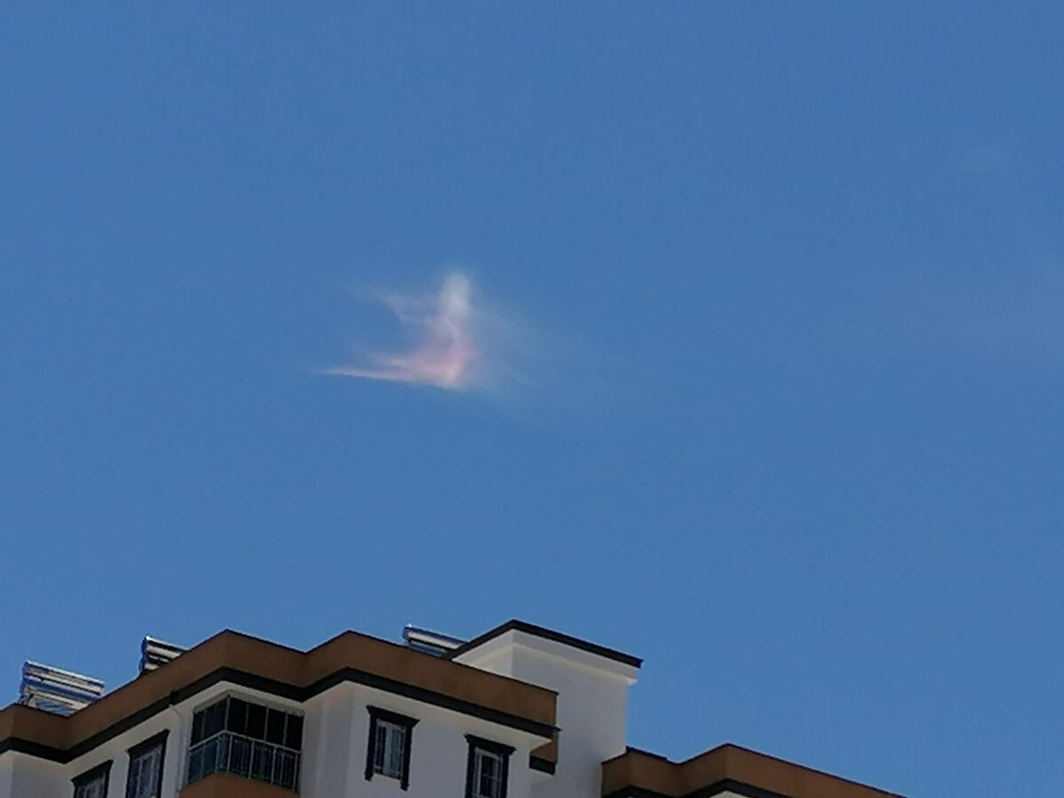 Adana'nın Kozan ilçesinde dün öğlen saatlerinde gökyüzünde beyaz bir bulutun dakikalar içinde rengarenk olması görenleri şaşkına çevirdi. 