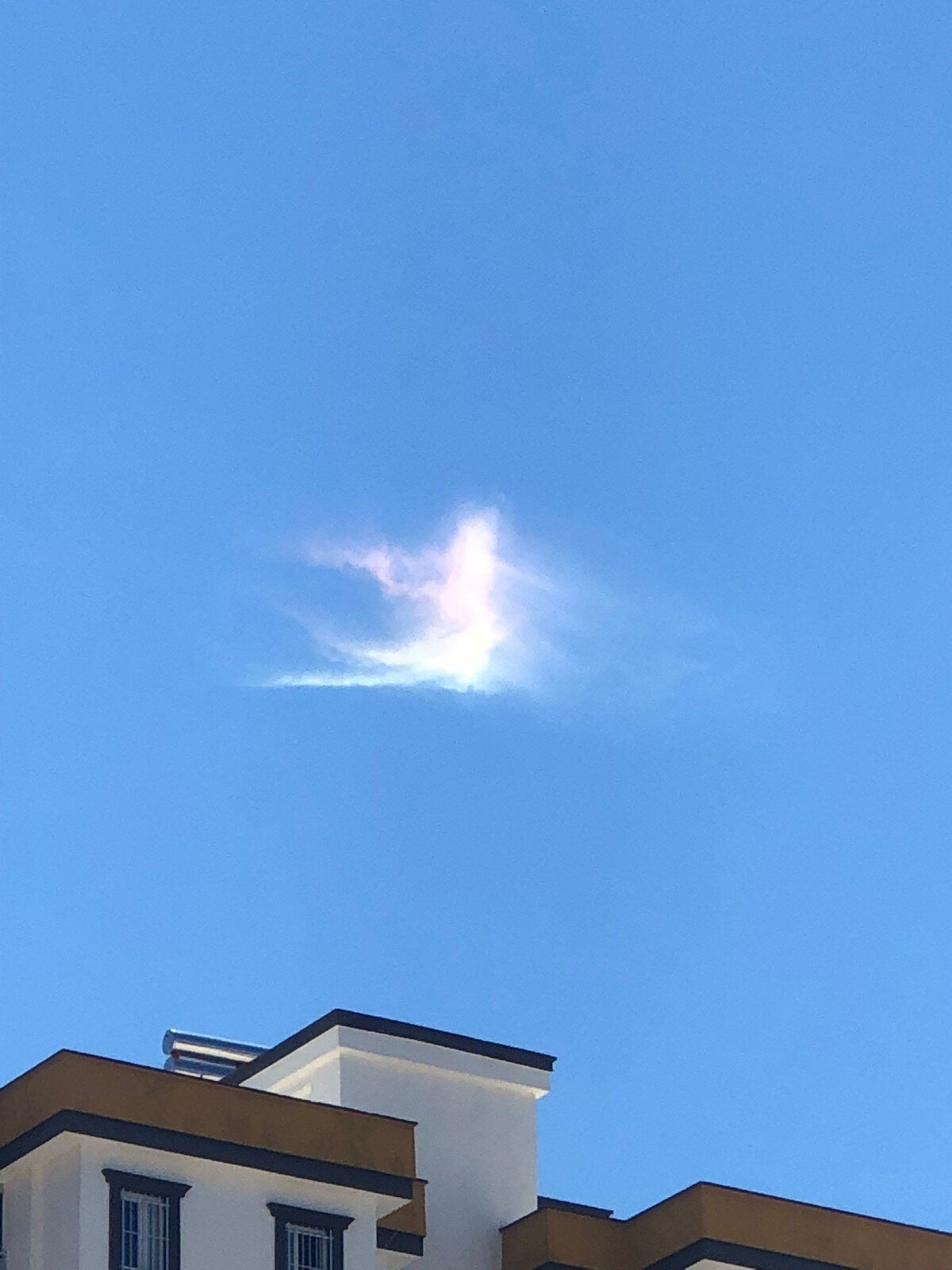 Nadir görülen doğa olayı olarak beliren ve özellikle Sibirya ve Rusya ülkelerinde sık görülen ateş gökkuşağı meteorolojide güneş ışığının sirüs bulutlarının içinde yer alan buz kristallerinde kırılması sonucu oluştuğu öğrenildi.
