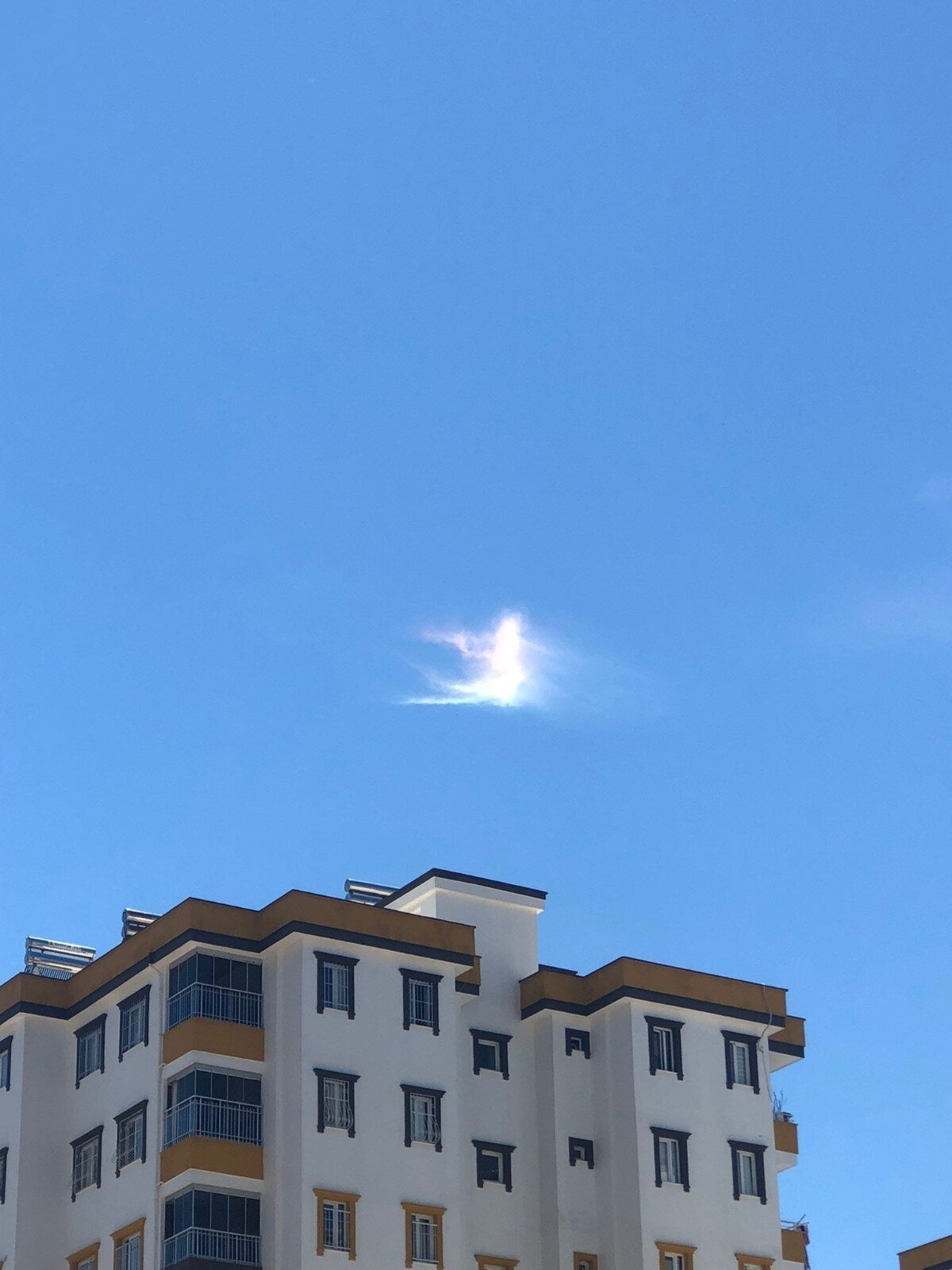 Güneş ufuk sıcaklığının 58 derecenin üzerinde olduğu koşullarda meydana gelen ateş gökkuşağı, nadir görünen bir doğa olayı olarak nitelendirilirken, ışık kırılmasının oluşması için sirüs bulutlarını oluşturan altıgen buz kristallerinin yere paralel kalın plakalar şeklinde yerleşmiş olması gerektiği belirtiliyor.