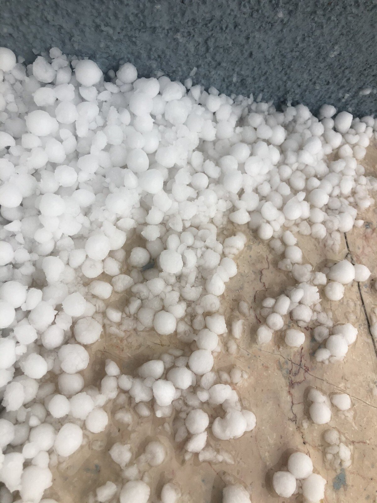 Çekmeköy ve Sultanbeyli çevresinde etkili olan doludan korunmak için bazı vatandaşlar araçlarını halı ve battaniyelerle kapladı.