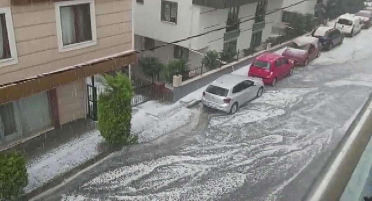 Meteoroloji 1. Bölge Müdürlüğünden yapılan son değerlendirmelere göre, bölgede parçalı yer yer çok bulutlu hava bekleniyor. Bölgede, sağanak ve gök gürültülü sağanak tahmin ediliyor.