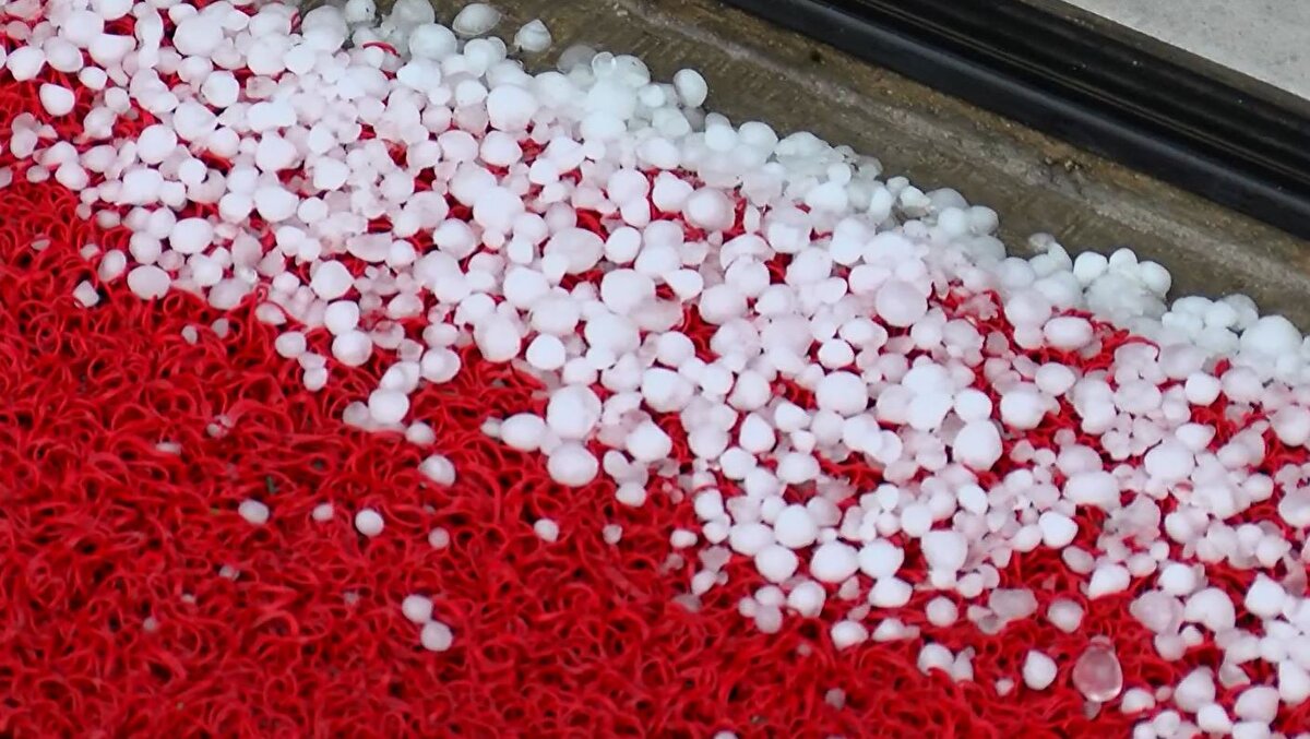 İstanbul'a mayıs ortasında dolu yağdı. Meteoroloji'nin ani hava değişimi ve şiddetli yağış uyarılarının ardından İstanbul Anadolu Yakası'nda sağanak yağış görüldü.