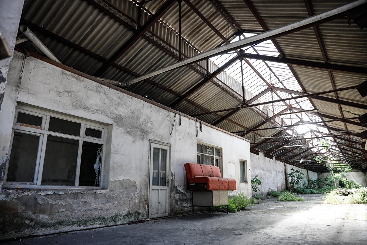 İstanbul Gelişim Üniversitesi'nden Kültür Mirası Yönetimi Uzmanı Dr. Öğr. Üyesi İlknur Türkoğlu ise "Kibrit fabrikası önemli bir kültür ve endüstri mirasımız. Burası 1897 yılında üretime başlayan Osmanlı’nın ilk kibrit fabrikası olma özelliğini taşıyor. O dönemde fabrikanın çoğunluğu kadınlardan oluşan 200 işçi ve 50 personeli bulunuyor. 1900’lü yılların başında hammadde temininde sıkıntı olunca üretim durduruluyor. 1991 yılında tescillenerek 1993'te 1'inci derece koruma alanı ilan edilmiş" ifadelerini kullandı. 


