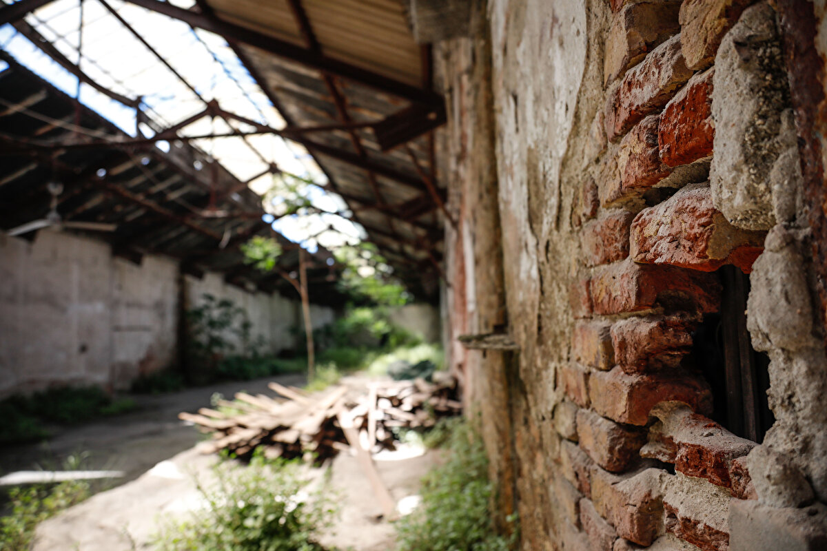 Osmanlı Devleti’nin Batılılaşma döneminde yaptırdığı önemli fabrikalardan biri olduğunu vurgulayan Türkoğlu, “1893 yılında Osmanlı Devleti, Fransızlarla ticari anlaşma yapıyor. Bu anlaşmadan sonra Fransızlar sermaye koyarak fabrikanın yapılmasını sağlıyor. Hammadde tedarikinde sıkıntı yaşanıyor sonra 1’inci Dünya Savaşı başlıyor o nedenle fabrikanın ömrü uzun olmuyor” diye konuştu.

