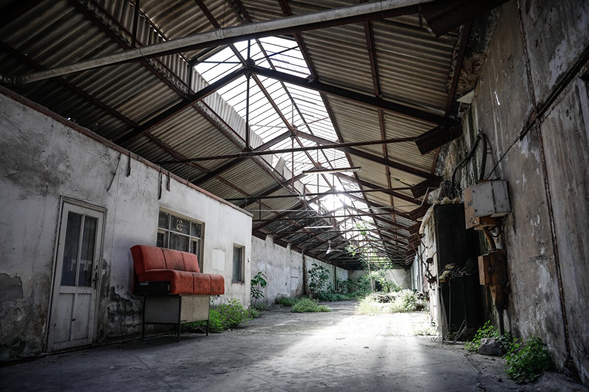 Hisse sahibi aileler, 5 ayrı bölüme ayırdıkları fabrikayı, kendi işlerini yürütmek için kullanmaya devam ediyor. Ailelerden biri, mermer işletmesi için kullanırken, diğeri kauçuk bant üretiminde kullanıyor. Genelde depo olarak kullanılan bina, satışından sonra boşaltılacak. 

