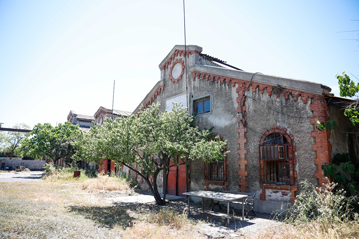 Bakımsızlıktan bazı duvarları yıkılan fabrikanın demir konstrüksiyon iskeleti sapasağlam duruyor. Kapı ve pencereleri zarar gören binanın içerisinde ise ağaçlar ve otlar çıkmış. Dönemin şartlarında kibritleri taşımak için fabrikaya döşenen dekovil rayları da bozulmadan günümüze kadar gelmiş. 15 bin 377 metrekare araziye sahip iki parselden oluşan bina, 5 bin metrekare kapalı alanı olan ticari bir mülk olarak geçiyor. 

