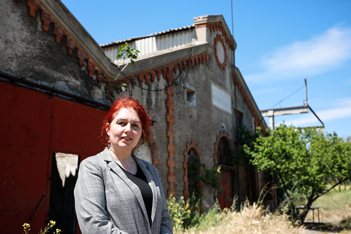 Fabrikanın dördüncü nesil mirasçılarından Eda Akalın, “Cumhuriyet’in ilanıyla fabrika mülk olarak satılan binalardan biriymiş. Büyük dedem ve bir kişi daha var, 2 aile olarak lastik çizme fabrikası kurmak için burayı almışlar. Yurt dışına hem makine hem de hammadde almaya gittikleri sırada 1’inci Dünya Savaşı çıkıyor ve hiçbir şey alamadan ülkeye geri dönüyorlar. O nedenle fabrika atıl olarak kalıyor, ölümler ve doğumlar oluyor, aileler genişliyor. Burası çok büyük, aileler olarak ortak paydada buluşamadık. Tarihi eser olduğu için de yönetemiyoruz, kullanamıyoruz. O yüzden satmaya karar verdik. Fabrika, kültür merkezi, alışveriş merkezi, restoran, eğlence kompleksi gibi birçok sosyal faaliyet alanı olarak kullanılabilir. Ama ev olarak değerlendirilemez, çünkü tarihi eser statüsünde. Restore edilip, çevresine emsal binalar yapılabilir, onun dışında yıkım olamaz” ifadelerini kullandı. 

