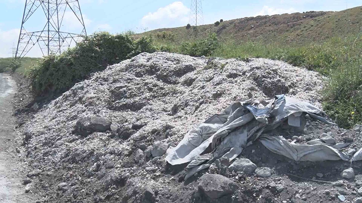 Bu plastiklerin kaçak döküm olduğunu belirten çevre sakini Sadık Karakurt, "Bu kaçak dökümü yapanlar terbiyesiz. Bu dökümü yapanların arabaları belli ve bu yol boyu hep kaçak döküm yapıyorlar. Bu plastik atıklar hem çevreye hem de doğaya zararlı. İşte bizim insanımızın duyarlılığı bu kadar. Bu plastiği döküme götürse bin lira para verecek ancak ucuza dökmek için buraya getiriyor" dedi.
