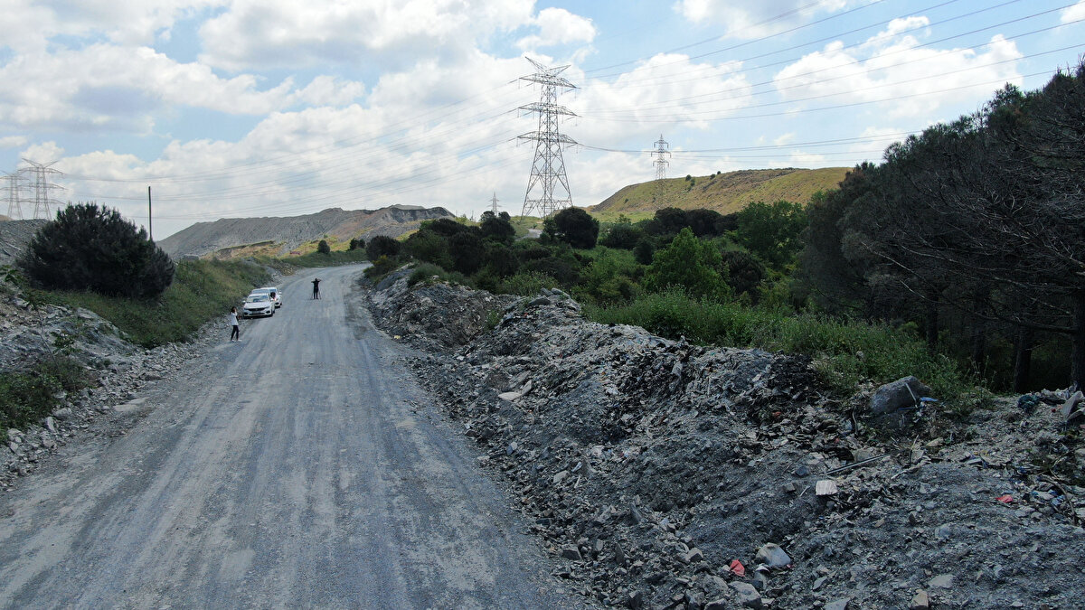 Birçok noktaya dökülen plastik atık yığınlarının çevre sakinlerinin ihbarı üzerine yapılan incelemelerin ardından geri dönüştürülmek üzere makinede işlenerek parçalanmış plastik atıklar olduğu ortaya çıktı.