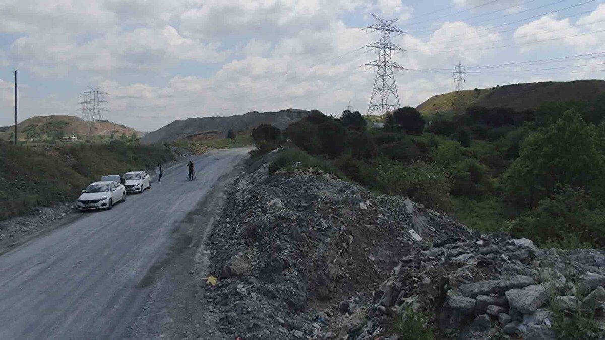 Mehmet Kavaklı ise "Bu plastikleri atan kişileri kaç defa yakaladım. Belediye burada sürekli bir ekip bulundurmalı. Bir de rüzgâr olduğunda bu plastikler burada uçuşmaya başlıyor. Ben buraya geldiğimde bu plastiklerden dolayı nefes alamıyor" ifadelerini kullandı.

"BU DÖKÜM OLAYI DA ANLIK GERÇEKLEŞİYOR"

Sultangazi Belediye Başkan Yardımcısı Mustafa Birinci atıklarla ilgili şu açıklamayı yaptı: "Dökümün yapıldığı alana 2 sene önce plastik atıkların döküldüğünü tespit ettik. Bu tespitin üzerine ilgili kurumlara gerekli bilgileri verdik. Biz de belediye olarak kendi imkanlarımız dahilinde elimizden geleni yapmaya çalıştık. Bu bölgeye bu plastik atıkları atan şahısları henüz tespit edemedik. Çünkü bu bölge çok arka planda kalan bir yer. Burada kamera sistemi de yok. Bu döküm olayı da anlık gerçekleşiyor. Duyarsız vatandaşlarımız çevreye doğaya verdiği zararı düşünmeden bu plastikleri buraya döküyor.