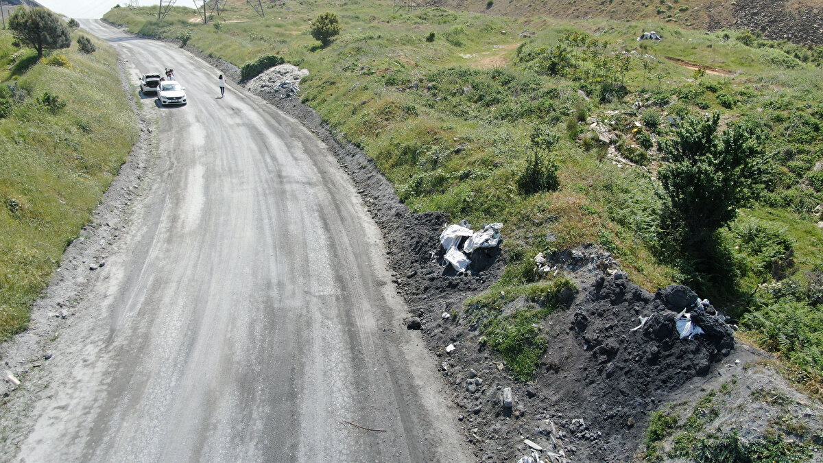 Plastik kalıntıların daha çok geri dönüşüm tesislerinin, plastikleri geri dönüştürme esnasında üretildiğinin altını çizen, Gündoğdu, "Bu plastiklerin içerisinde çok ciddi farklı kimyasal maddeler bulunuyor. Bu plastikler rüzgarla beraber bulundukları yerden başka bir noktaya taşınabiliyor. Plastiğin döküldüğü yerin yakınlarında bulunan Alibeyköy Barajı'na bu plastiğin taşınma oranı oldukça yüksek. Yetkililer bu plastikler bir an önce bulunduğu yerden kaldırmalı" dedi.
